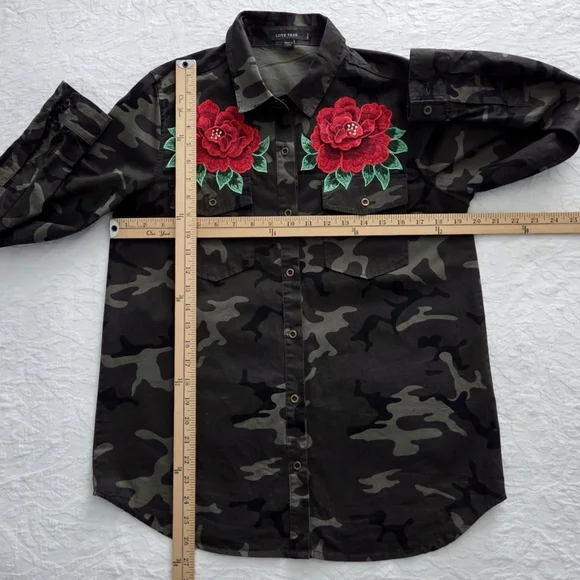 Love Tree Camo Long Sleeve Button Down W/ Red Roses & Pockets, Size Small - Picture 11 of 14